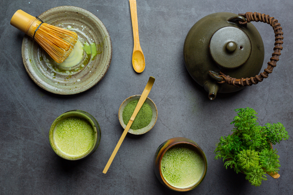 Accesorios de té japoneses — chasen, chawan, cucharilla